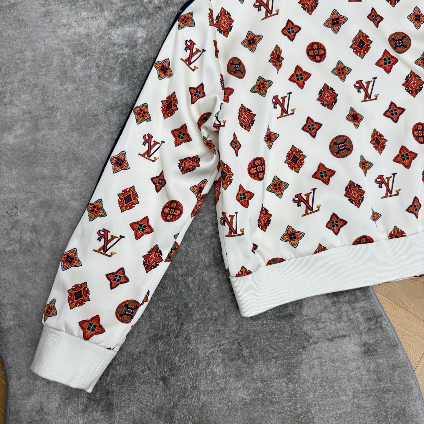 LOUISV*🏠 2026早秋新款 印花立领夹克外套  定制YB进口斜纹棉材质  垂顺顺滑  质感高级  沿用立领金属拉