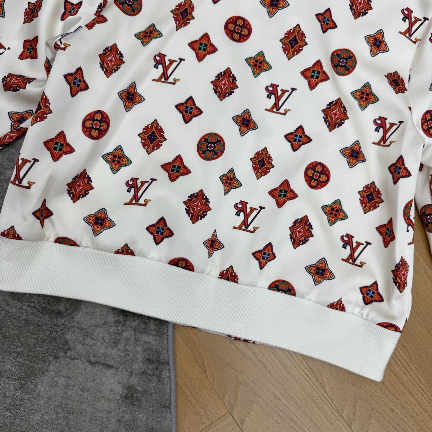 LOUISV*🏠 2026早秋新款 印花立领夹克外套  定制YB进口斜纹棉材质  垂顺顺滑  质感高级  沿用立领金属拉