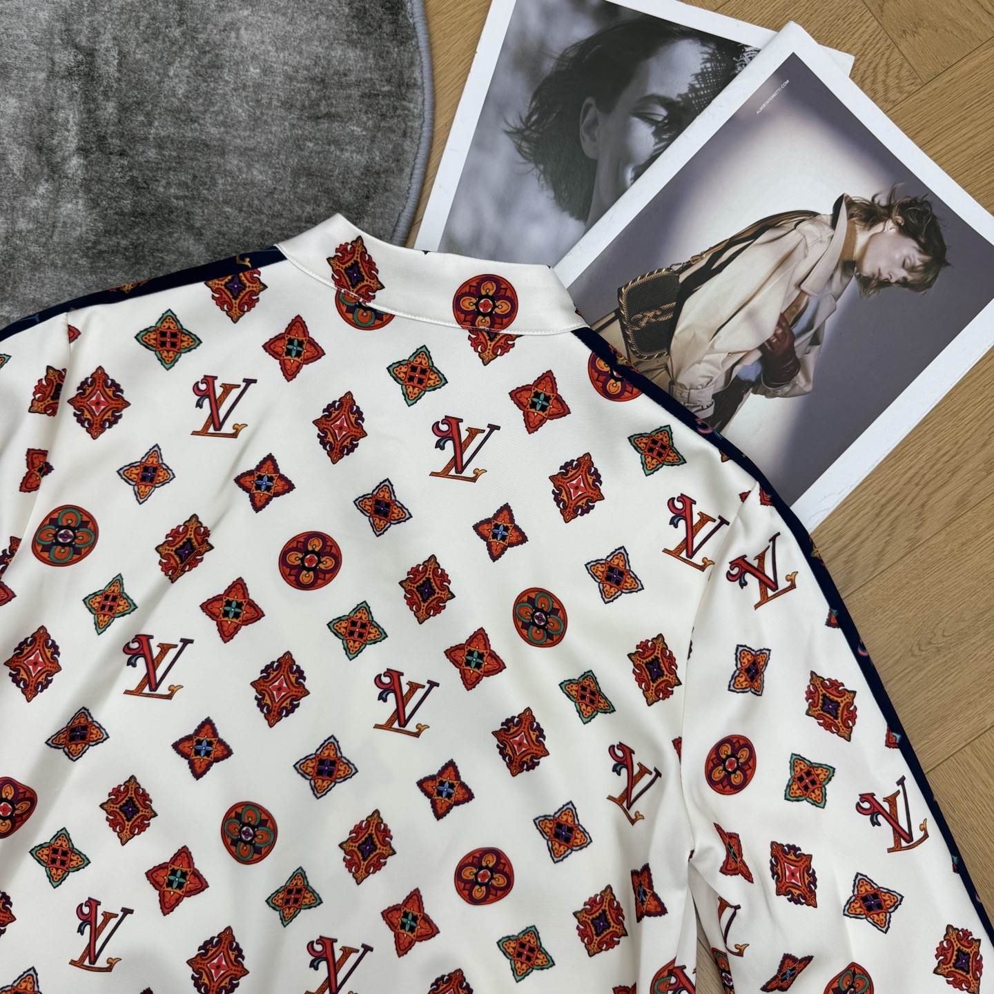 LOUISV*🏠 2026早秋新款 印花立领夹克外套  定制YB进口斜纹棉材质  垂顺顺滑  质感高级  沿用立领金属拉