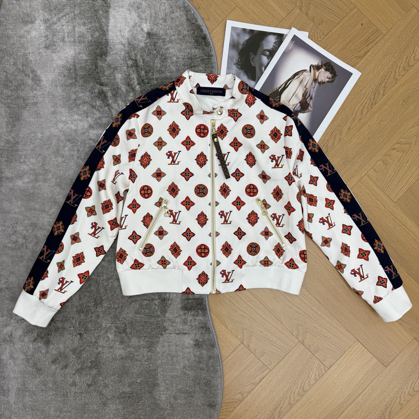 LOUISV*🏠 2026早秋新款 印花立领夹克外套  定制YB进口斜纹棉材质  垂顺顺滑  质感高级  沿用立领金属拉
