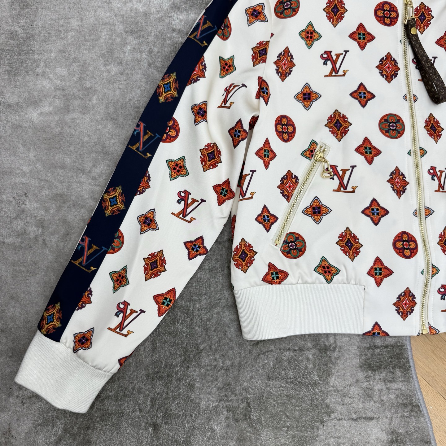 LOUISV*🏠 2026早秋新款 印花立领夹克外套  定制YB进口斜纹棉材质  垂顺顺滑  质感高级  沿用立领金属拉