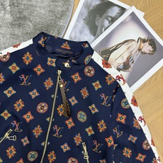 LOUISV*🏠 2026早秋新款 印花立领夹克外套 定制YB进口斜纹棉材质 垂顺顺滑 质感高级 沿用立领金属拉 LOUISV*🏠 2026早秋新款 印花立领夹克外套 定制YB进口斜纹棉材质 垂顺顺滑 质感高级 沿用立领金属拉