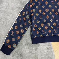 LOUISV*🏠 2026早秋新款 印花立领夹克外套 定制YB进口斜纹棉材质 垂顺顺滑 质感高级 沿用立领金属拉 LOUISV*🏠 2026早秋新款 印花立领夹克外套 定制YB进口斜纹棉材质 垂顺顺滑 质感高级 沿用立领金属拉