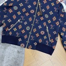 LOUISV*🏠 2026早秋新款 印花立领夹克外套 定制YB进口斜纹棉材质 垂顺顺滑 质感高级 沿用立领金属拉 LOUISV*🏠 2026早秋新款 印花立领夹克外套 定制YB进口斜纹棉材质 垂顺顺滑 质感高级 沿用立领金属拉