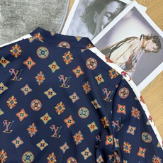 LOUISV*🏠 2026早秋新款 印花立领夹克外套 定制YB进口斜纹棉材质 垂顺顺滑 质感高级 沿用立领金属拉 LOUISV*🏠 2026早秋新款 印花立领夹克外套 定制YB进口斜纹棉材质 垂顺顺滑 质感高级 沿用立领金属拉