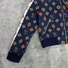 LOUISV*🏠 2026早秋新款 印花立领夹克外套 定制YB进口斜纹棉材质 垂顺顺滑 质感高级 沿用立领金属拉 LOUISV*🏠 2026早秋新款 印花立领夹克外套 定制YB进口斜纹棉材质 垂顺顺滑 质感高级 沿用立领金属拉