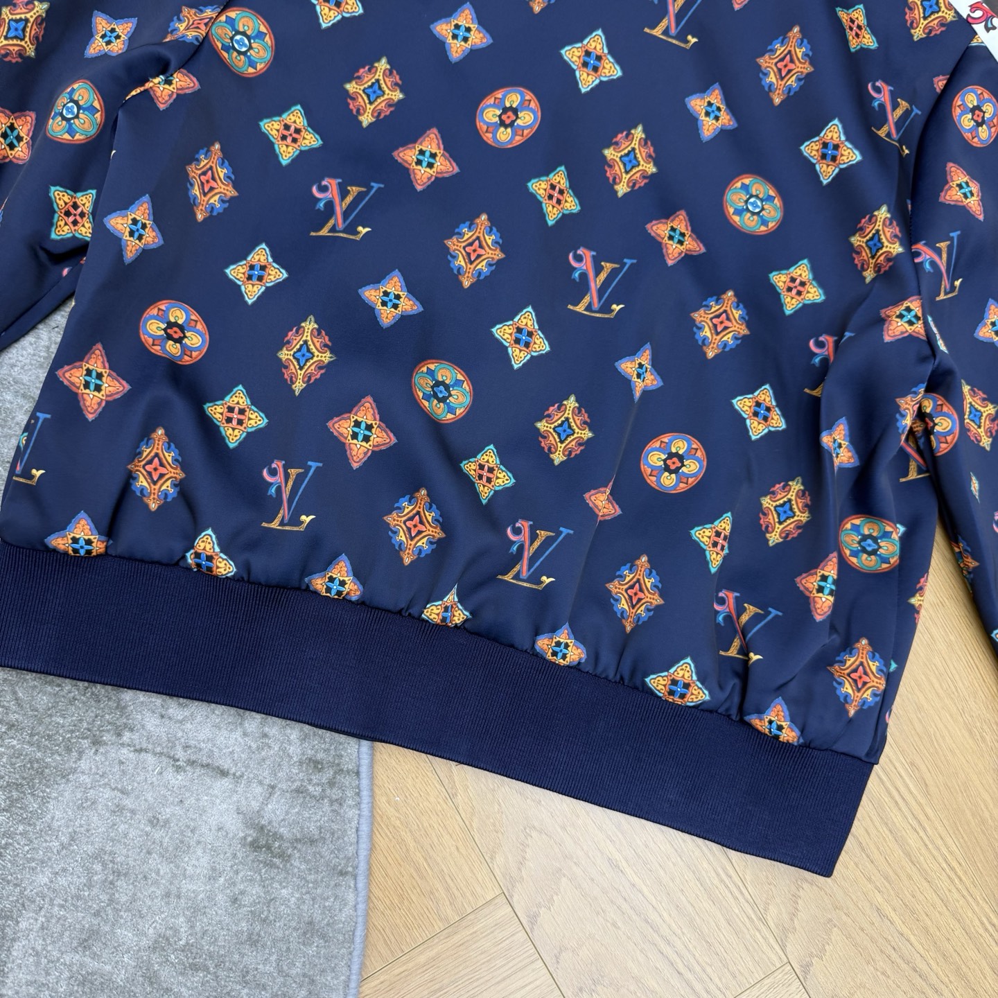 LOUISV*🏠 2026早秋新款 印花立领夹克外套 定制YB进口斜纹棉材质 垂顺顺滑 质感高级 沿用立领金属拉 LOUISV*🏠 2026早秋新款 印花立领夹克外套 定制YB进口斜纹棉材质 垂顺顺滑 质感高级 沿用立领金属拉