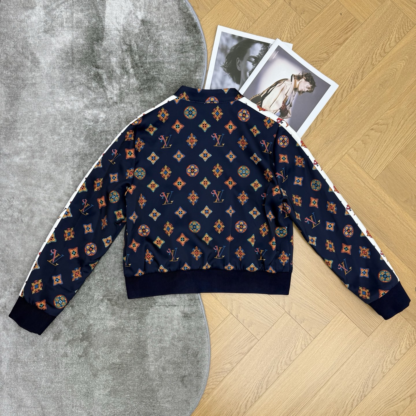 LOUISV*🏠 2026早秋新款 印花立领夹克外套 定制YB进口斜纹棉材质 垂顺顺滑 质感高级 沿用立领金属拉 LOUISV*🏠 2026早秋新款 印花立领夹克外套 定制YB进口斜纹棉材质 垂顺顺滑 质感高级 沿用立领金属拉