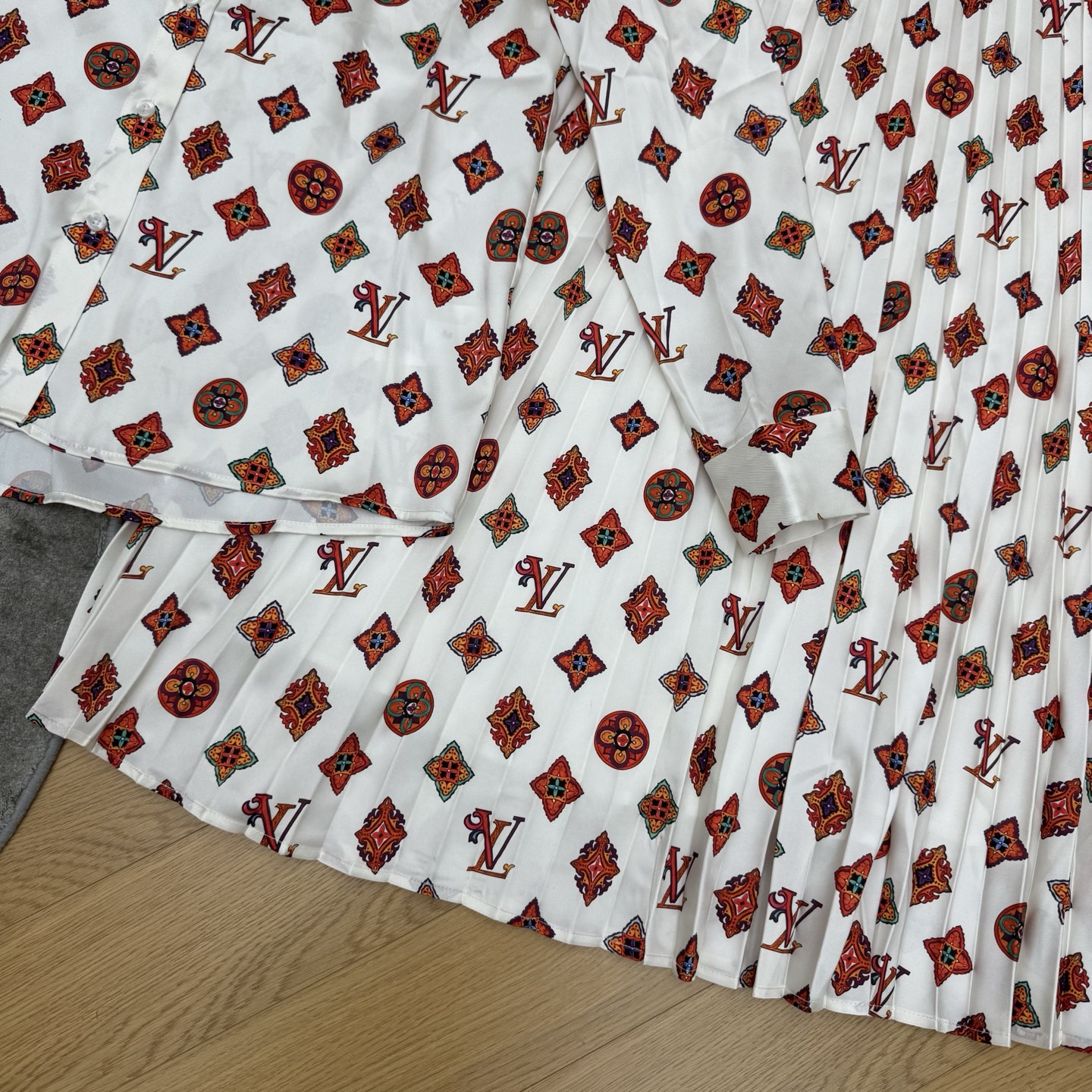 LOUISV*🏠 2026早秋新款 印花衬衫百褶半裙套装 定制YB进口缎面材质 垂顺丝滑 柔和有光泽 沿用翻领单 LOUISV*🏠 2026早秋新款 印花衬衫百褶半裙套装 定制YB进口缎面材质 垂顺丝滑 柔和有光泽 沿用翻领单