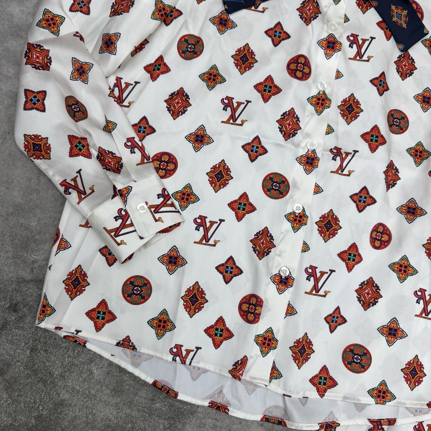 LOUISV*🏠 2026早秋新款 印花衬衫百褶半裙套装 定制YB进口缎面材质 垂顺丝滑 柔和有光泽 沿用翻领单 LOUISV*🏠 2026早秋新款 印花衬衫百褶半裙套装 定制YB进口缎面材质 垂顺丝滑 柔和有光泽 沿用翻领单