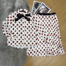 LOUISV*🏠 2026早秋新款 印花衬衫百褶半裙套装 定制YB进口缎面材质 垂顺丝滑 柔和有光泽 沿用翻领单 LOUISV*🏠 2026早秋新款 印花衬衫百褶半裙套装 定制YB进口缎面材质 垂顺丝滑 柔和有光泽 沿用翻领单