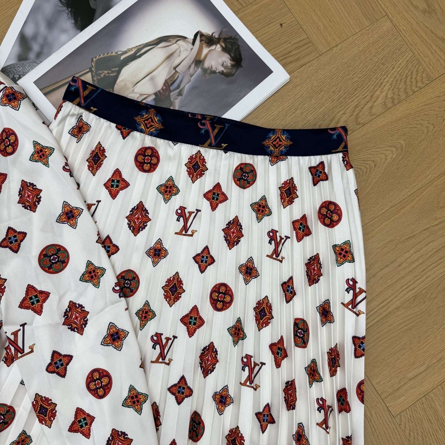 LOUISV*🏠 2026早秋新款 印花衬衫百褶半裙套装 定制YB进口缎面材质 垂顺丝滑 柔和有光泽 沿用翻领单 LOUISV*🏠 2026早秋新款 印花衬衫百褶半裙套装 定制YB进口缎面材质 垂顺丝滑 柔和有光泽 沿用翻领单