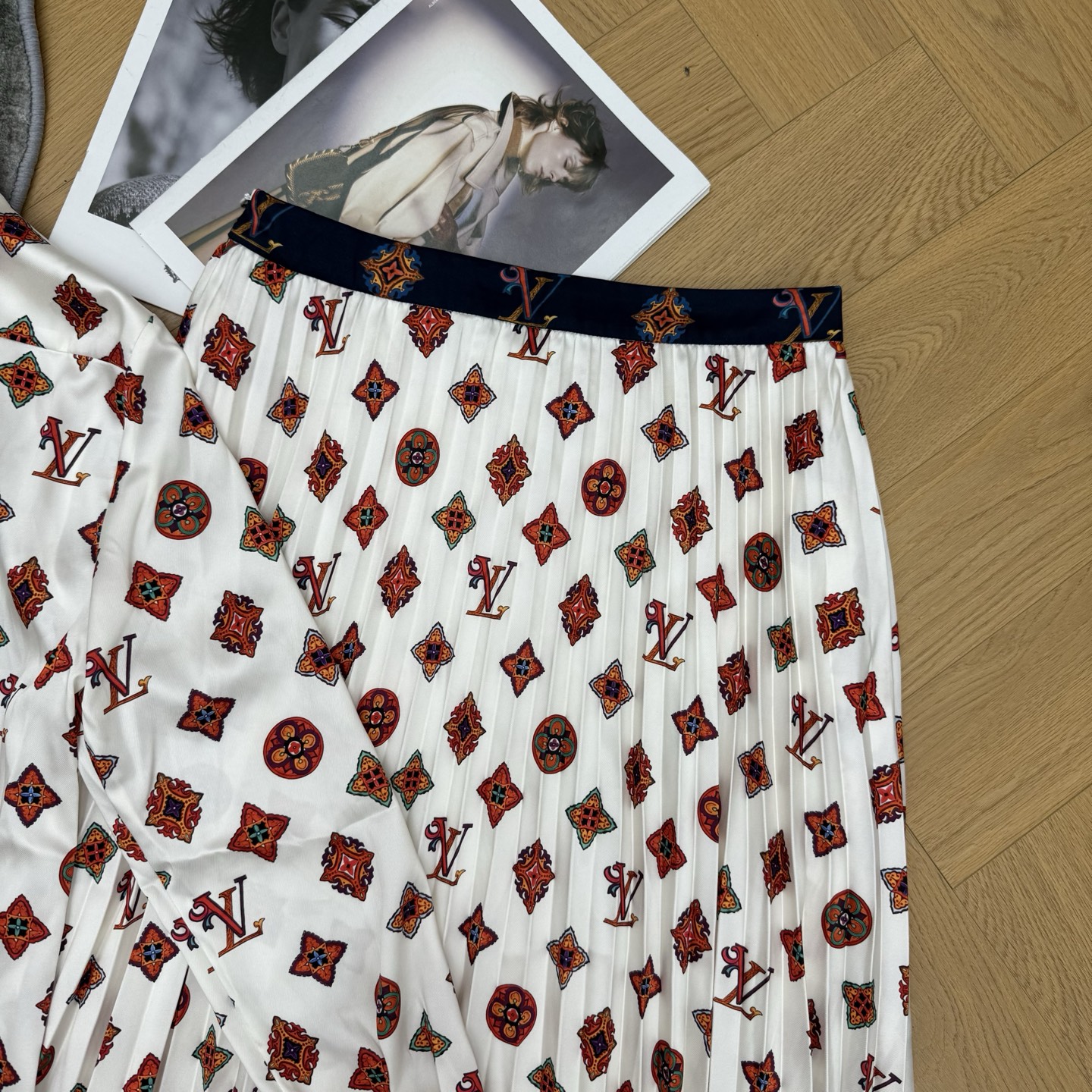 LOUISV*🏠 2026早秋新款 印花衬衫百褶半裙套装 定制YB进口缎面材质 垂顺丝滑 柔和有光泽 沿用翻领单 LOUISV*🏠 2026早秋新款 印花衬衫百褶半裙套装 定制YB进口缎面材质 垂顺丝滑 柔和有光泽 沿用翻领单