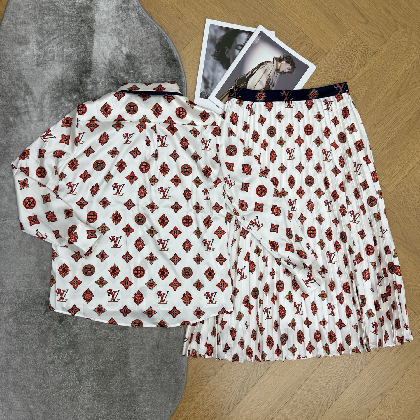 LOUISV*🏠 2026早秋新款 印花衬衫百褶半裙套装 定制YB进口缎面材质 垂顺丝滑 柔和有光泽 沿用翻领单 LOUISV*🏠 2026早秋新款 印花衬衫百褶半裙套装 定制YB进口缎面材质 垂顺丝滑 柔和有光泽 沿用翻领单