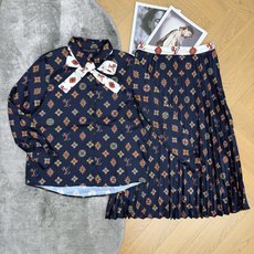 LOUISV*🏠 2026早秋新款 印花衬衫百褶半裙套装 定制YB进口缎面材质 垂顺丝滑 柔和有光泽 沿用翻领单 LOUISV*🏠 2026早秋新款 印花衬衫百褶半裙套装 定制YB进口缎面材质 垂顺丝滑 柔和有光泽 沿用翻领单