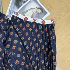 LOUISV*🏠 2026早秋新款 印花衬衫百褶半裙套装 定制YB进口缎面材质 垂顺丝滑 柔和有光泽 沿用翻领单 LOUISV*🏠 2026早秋新款 印花衬衫百褶半裙套装 定制YB进口缎面材质 垂顺丝滑 柔和有光泽 沿用翻领单