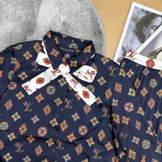 LOUISV*🏠 2026早秋新款 印花衬衫百褶半裙套装 定制YB进口缎面材质 垂顺丝滑 柔和有光泽 沿用翻领单 LOUISV*🏠 2026早秋新款 印花衬衫百褶半裙套装 定制YB进口缎面材质 垂顺丝滑 柔和有光泽 沿用翻领单