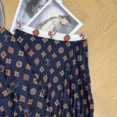 LOUISV*🏠 2026早秋新款 印花衬衫百褶半裙套装 定制YB进口缎面材质 垂顺丝滑 柔和有光泽 沿用翻领单 LOUISV*🏠 2026早秋新款 印花衬衫百褶半裙套装 定制YB进口缎面材质 垂顺丝滑 柔和有光泽 沿用翻领单