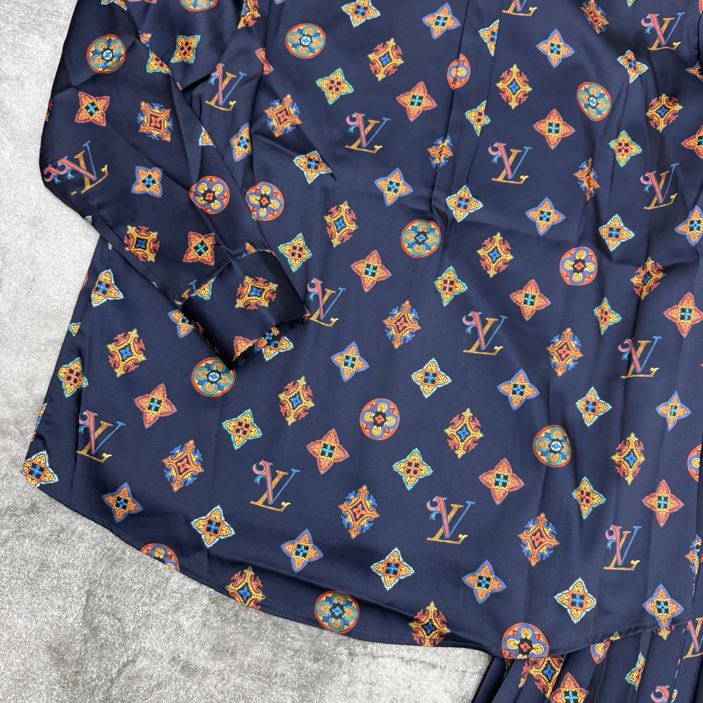 LOUISV*🏠 2026早秋新款 印花衬衫百褶半裙套装 定制YB进口缎面材质 垂顺丝滑 柔和有光泽 沿用翻领单 LOUISV*🏠 2026早秋新款 印花衬衫百褶半裙套装 定制YB进口缎面材质 垂顺丝滑 柔和有光泽 沿用翻领单