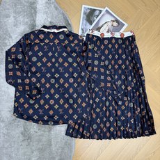 LOUISV*🏠 2026早秋新款 印花衬衫百褶半裙套装 定制YB进口缎面材质 垂顺丝滑 柔和有光泽 沿用翻领单 LOUISV*🏠 2026早秋新款 印花衬衫百褶半裙套装 定制YB进口缎面材质 垂顺丝滑 柔和有光泽 沿用翻领单