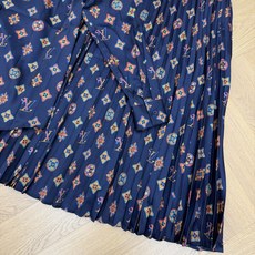 LOUISV*🏠 2026早秋新款 印花衬衫百褶半裙套装 定制YB进口缎面材质 垂顺丝滑 柔和有光泽 沿用翻领单 LOUISV*🏠 2026早秋新款 印花衬衫百褶半裙套装 定制YB进口缎面材质 垂顺丝滑 柔和有光泽 沿用翻领单