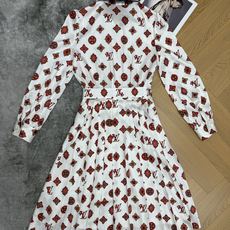LOUISV*🏠2026早秋新款 印花领结百褶连衣裙 定制YB进口缎面材质 顺滑垂坠 光泽高级 沿用翻领蝴蝶结飘 LOUISV*🏠2026早秋新款 印花领结百褶连衣裙 定制YB进口缎面材质 顺滑垂坠 光泽高级 沿用翻领蝴蝶结飘