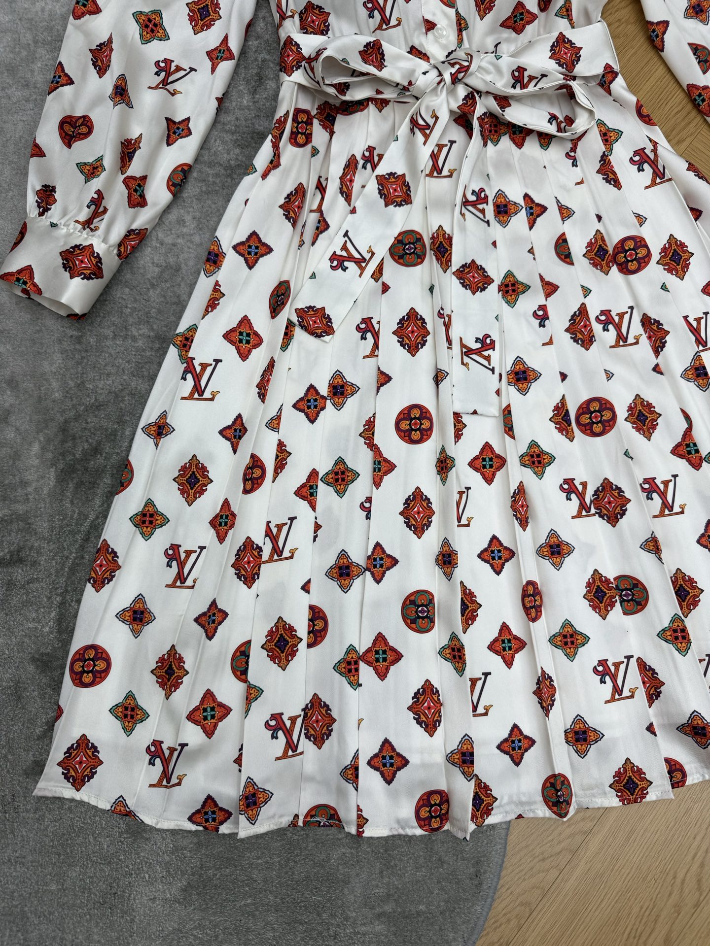LOUISV*🏠2026早秋新款 印花领结百褶连衣裙 定制YB进口缎面材质 顺滑垂坠 光泽高级 沿用翻领蝴蝶结飘 LOUISV*🏠2026早秋新款 印花领结百褶连衣裙 定制YB进口缎面材质 顺滑垂坠 光泽高级 沿用翻领蝴蝶结飘