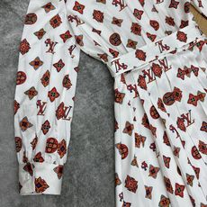 LOUISV*🏠2026早秋新款 印花领结百褶连衣裙 定制YB进口缎面材质 顺滑垂坠 光泽高级 沿用翻领蝴蝶结飘 LOUISV*🏠2026早秋新款 印花领结百褶连衣裙 定制YB进口缎面材质 顺滑垂坠 光泽高级 沿用翻领蝴蝶结飘