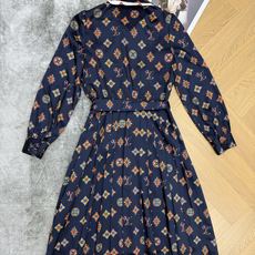 LOUISV*🏠2026早秋新款 印花领结百褶连衣裙 定制YB进口缎面材质 顺滑垂坠 光泽高级 沿用翻领蝴蝶结飘 LOUISV*🏠2026早秋新款 印花领结百褶连衣裙 定制YB进口缎面材质 顺滑垂坠 光泽高级 沿用翻领蝴蝶结飘