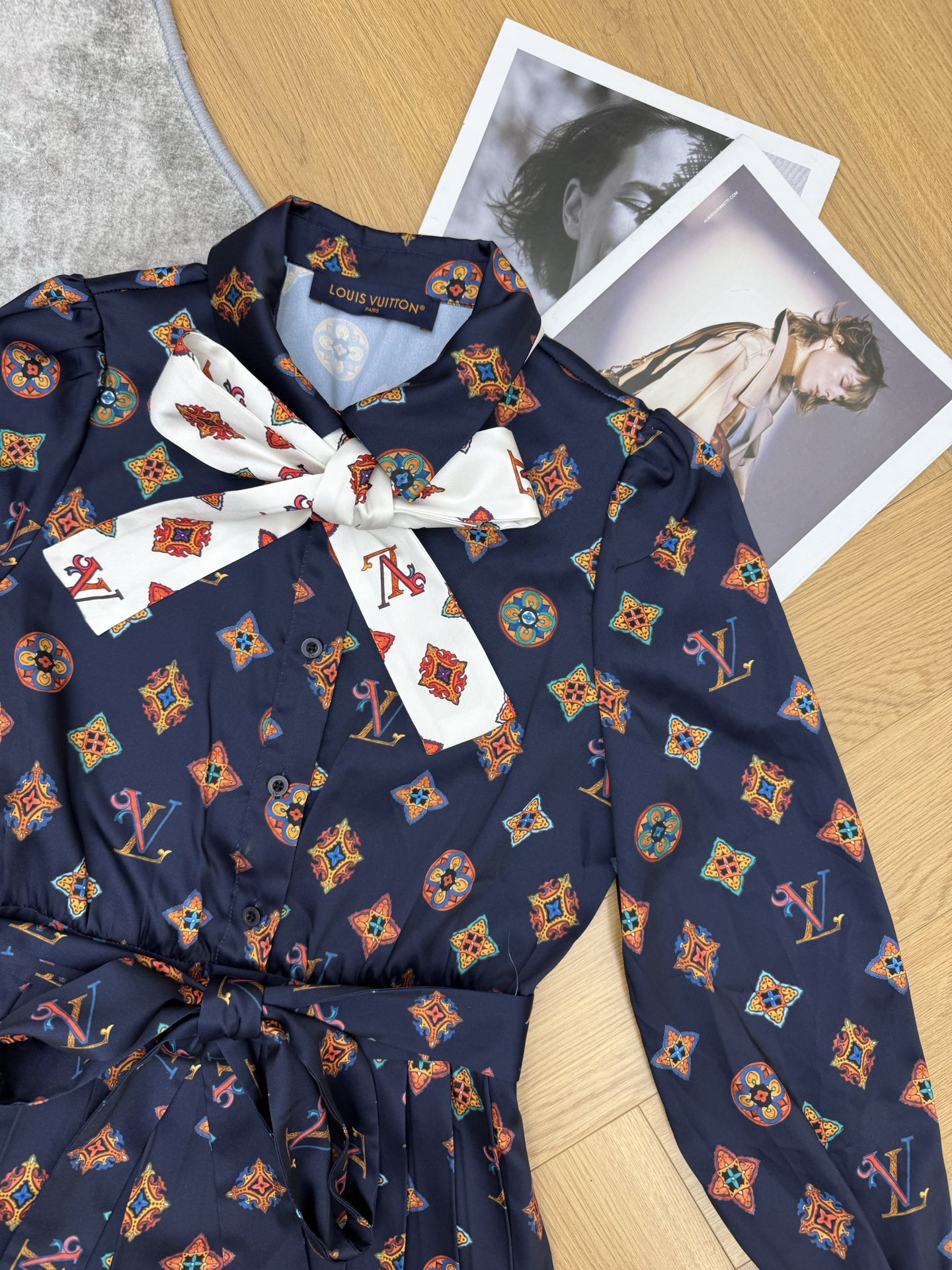 LOUISV*🏠2026早秋新款 印花领结百褶连衣裙 定制YB进口缎面材质 顺滑垂坠 光泽高级 沿用翻领蝴蝶结飘 LOUISV*🏠2026早秋新款 印花领结百褶连衣裙 定制YB进口缎面材质 顺滑垂坠 光泽高级 沿用翻领蝴蝶结飘