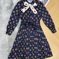 LOUISV*🏠2026早秋新款 印花领结百褶连衣裙 定制YB进口缎面材质 顺滑垂坠 光泽高级 沿用翻领蝴蝶结飘 LOUISV*🏠2026早秋新款 印花领结百褶连衣裙 定制YB进口缎面材质 顺滑垂坠 光泽高级 沿用翻领蝴蝶结飘