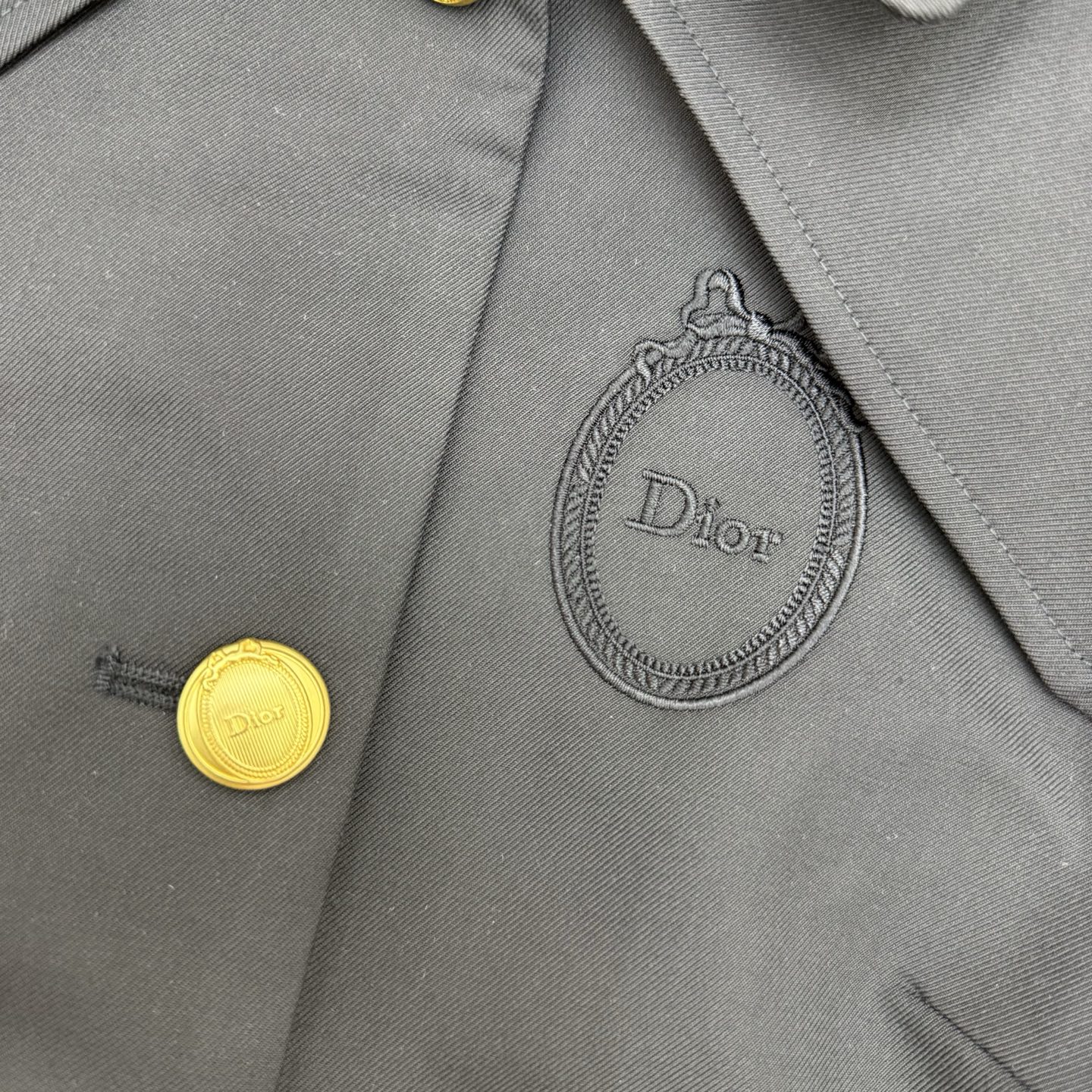 Dio*🏠 2026早秋新款 披肩翻领刺绣外套 定制YB进口混纺材质  面料挺括顺滑  质感细腻高级  沿用大披肩娃娃领