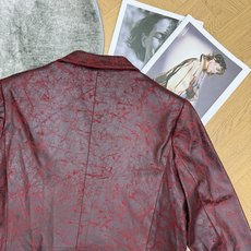 LW家 2026早秋新款 裂纹肌理皮西装外套 定制YB进口肌理混纺材质 面料垂顺挺括 自带做旧裂纹质感 沿用平驳 LW家 2026早秋新款 裂纹肌理皮西装外套 定制YB进口肌理混纺材质 面料垂顺挺括 自带做旧裂纹质感 沿用平驳