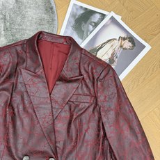 LW家 2026早秋新款 裂纹肌理皮西装外套 定制YB进口肌理混纺材质 面料垂顺挺括 自带做旧裂纹质感 沿用平驳 LW家 2026早秋新款 裂纹肌理皮西装外套 定制YB进口肌理混纺材质 面料垂顺挺括 自带做旧裂纹质感 沿用平驳