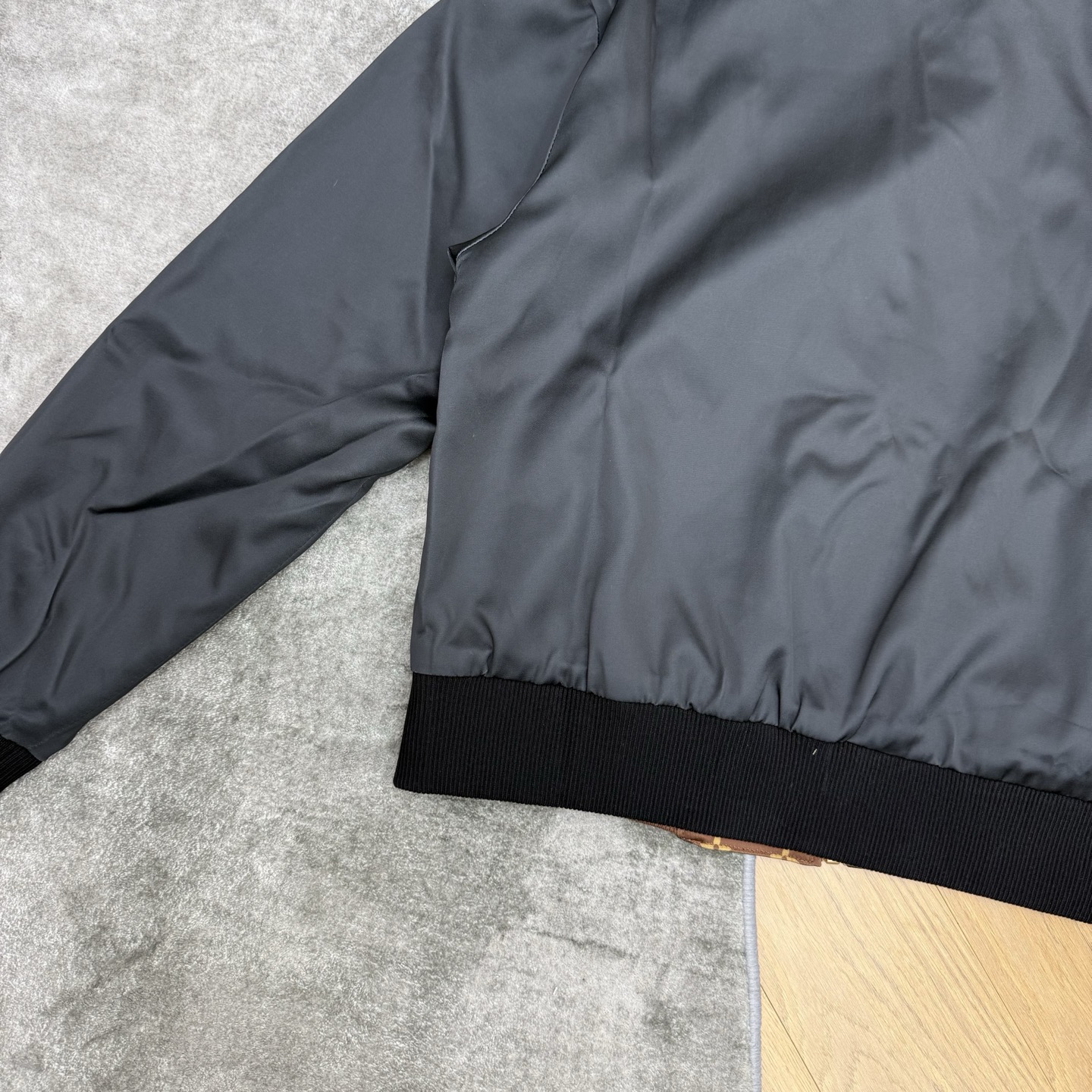 LOUISV*🏠 2026早秋新款 双面穿老花棒球夹克 一件解锁两种穿搭风格 早秋氛围感刚需单品 一面是经典满印老花 浓 LOUISV*🏠 2026早秋新款 双面穿老花棒球夹克 一件解锁两种穿搭风格 早秋氛围感刚需单品 一面是经典满印老花 浓