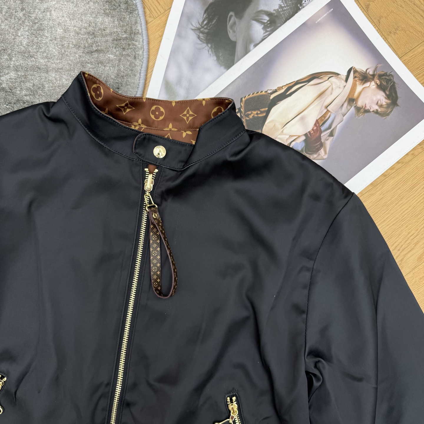 LOUISV*🏠 2026早秋新款 双面穿老花棒球夹克 一件解锁两种穿搭风格 早秋氛围感刚需单品 一面是经典满印老花 浓 LOUISV*🏠 2026早秋新款 双面穿老花棒球夹克 一件解锁两种穿搭风格 早秋氛围感刚需单品 一面是经典满印老花 浓