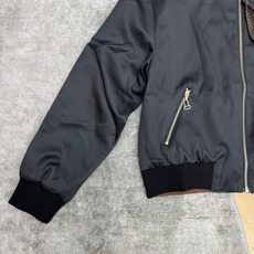 LOUISV*🏠 2026早秋新款 双面穿老花棒球夹克 一件解锁两种穿搭风格 早秋氛围感刚需单品 一面是经典满印老花 浓 LOUISV*🏠 2026早秋新款 双面穿老花棒球夹克 一件解锁两种穿搭风格 早秋氛围感刚需单品 一面是经典满印老花 浓