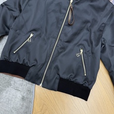 LOUISV*🏠 2026早秋新款 双面穿老花棒球夹克 一件解锁两种穿搭风格 早秋氛围感刚需单品 一面是经典满印老花 浓 LOUISV*🏠 2026早秋新款 双面穿老花棒球夹克 一件解锁两种穿搭风格 早秋氛围感刚需单品 一面是经典满印老花 浓