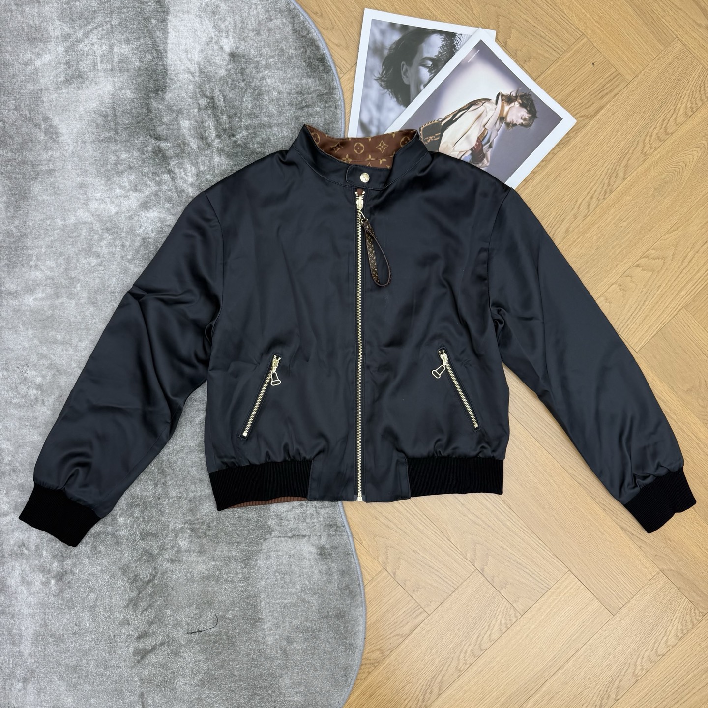 LOUISV*🏠 2026早秋新款 双面穿老花棒球夹克 一件解锁两种穿搭风格 早秋氛围感刚需单品 一面是经典满印老花 浓 LOUISV*🏠 2026早秋新款 双面穿老花棒球夹克 一件解锁两种穿搭风格 早秋氛围感刚需单品 一面是经典满印老花 浓