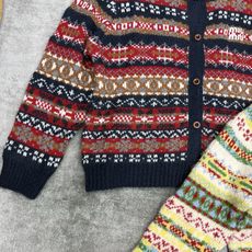 Miu家 26早秋新款 复古提花针织开衫,经典圆领版型,满身复古费尔岛民族提花纹理,色彩层次丰富,复古氛围拉满。胸口刺绣 Miu家 26早秋新款 复古提花针织开衫,经典圆领版型,满身复古费尔岛民族提花纹理,色彩层次丰富,复古氛围拉满。胸口刺绣