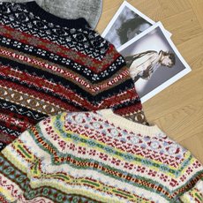 Miu家 26早秋新款 复古提花针织开衫,经典圆领版型,满身复古费尔岛民族提花纹理,色彩层次丰富,复古氛围拉满。胸口刺绣 Miu家 26早秋新款 复古提花针织开衫,经典圆领版型,满身复古费尔岛民族提花纹理,色彩层次丰富,复古氛围拉满。胸口刺绣