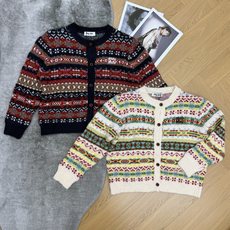 Miu家 26早秋新款 复古提花针织开衫,经典圆领版型,满身复古费尔岛民族提花纹理,色彩层次丰富,复古氛围拉满。胸口刺绣 Miu家 26早秋新款 复古提花针织开衫,经典圆领版型,满身复古费尔岛民族提花纹理,色彩层次丰富,复古氛围拉满。胸口刺绣