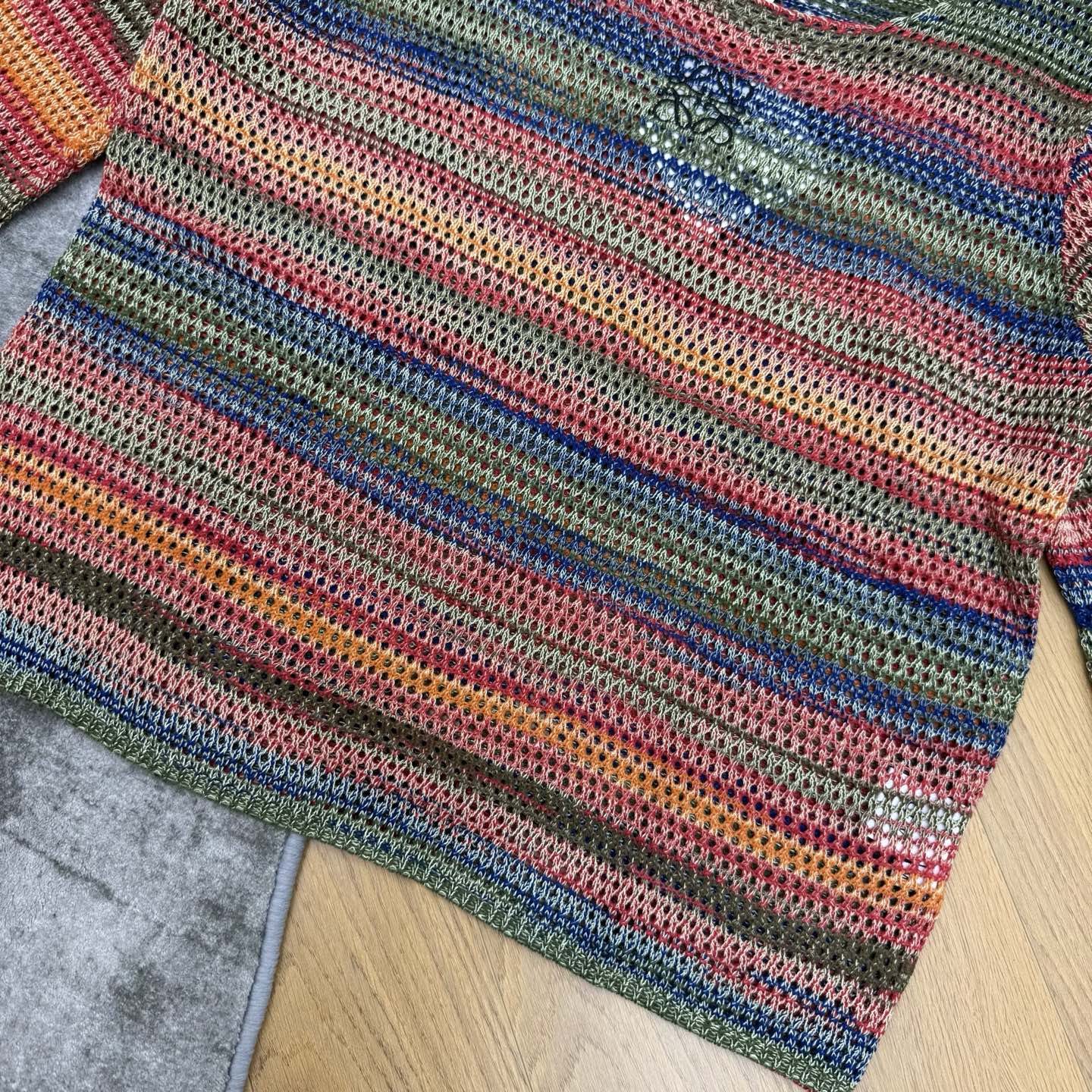 LW 26早秋新款 彩虹渐变镂空针织长袖🌈圆领宽松版型，全身彩虹段染渐变横条纹，红橙绿蓝多色交织，色彩浓郁又和谐，度假氛