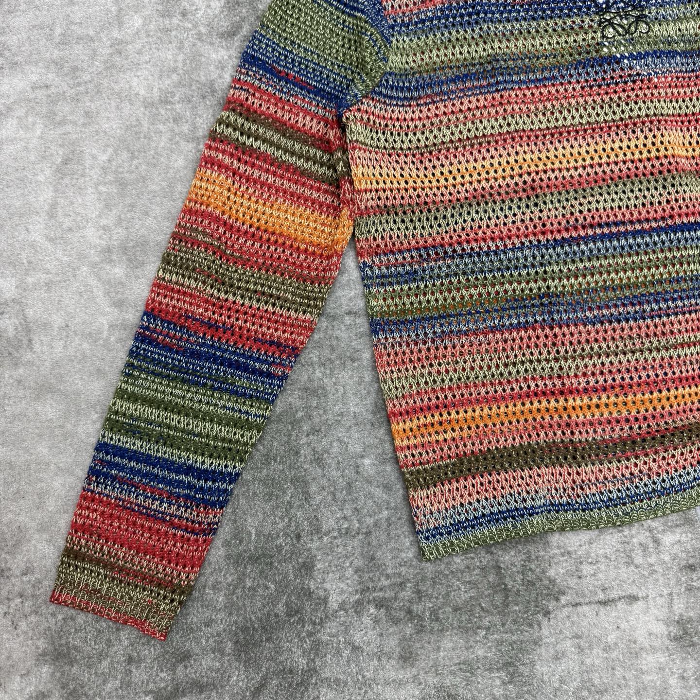 LW 26早秋新款 彩虹渐变镂空针织长袖🌈圆领宽松版型，全身彩虹段染渐变横条纹，红橙绿蓝多色交织，色彩浓郁又和谐，度假氛