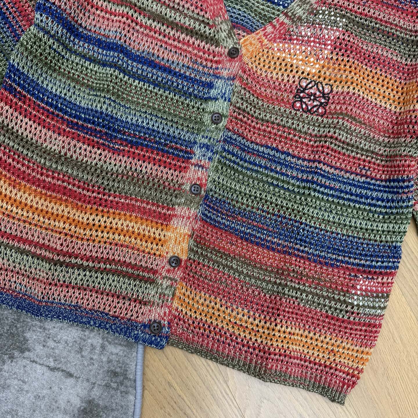 LW 26早秋新款 彩虹段染镂空V领针织开衫🌈氛围感彩色条纹，红橙绿蓝渐变混织，色彩层次丰富。V领单排扣开衫版型，镂空网