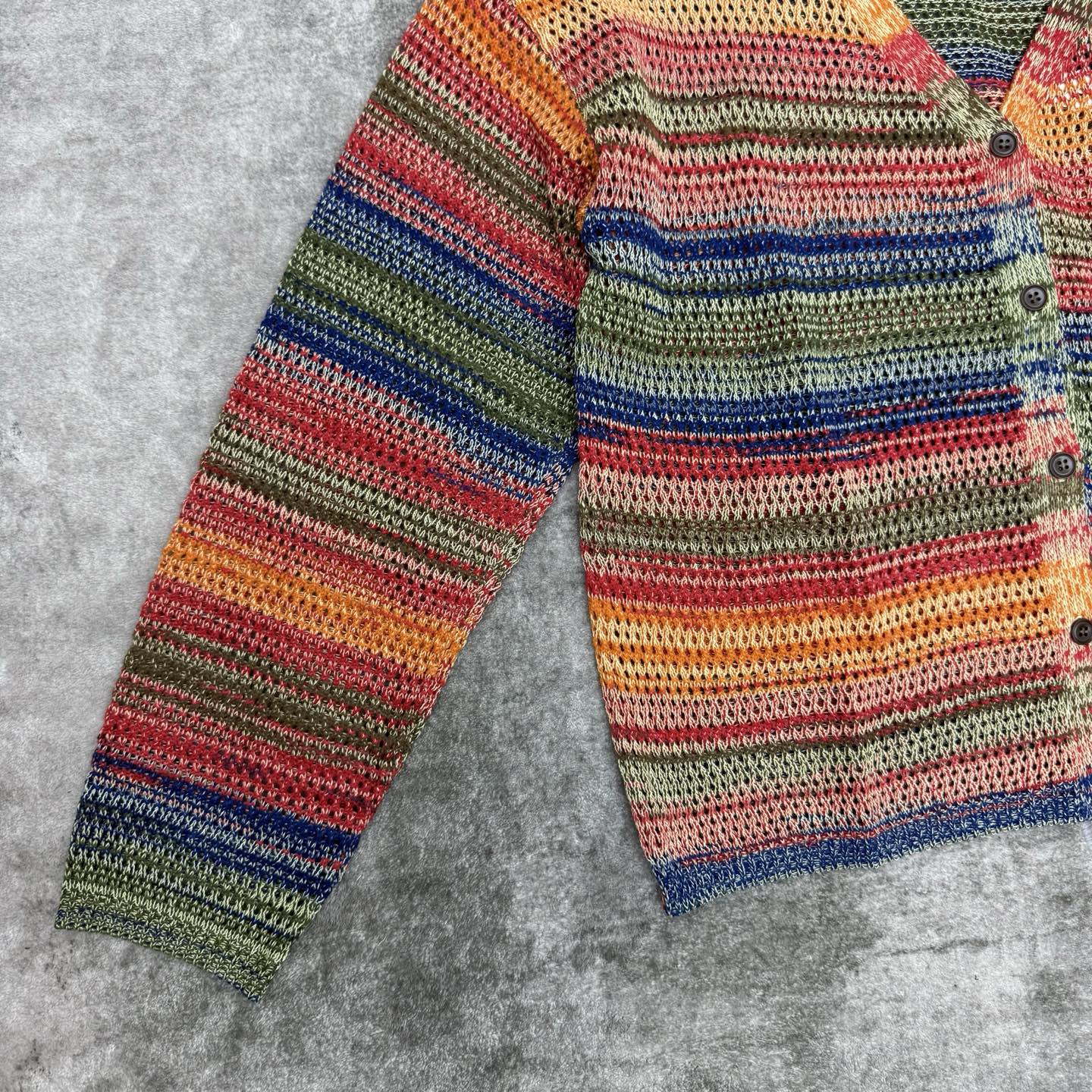 LW 26早秋新款 彩虹段染镂空V领针织开衫🌈氛围感彩色条纹，红橙绿蓝渐变混织，色彩层次丰富。V领单排扣开衫版型，镂空网