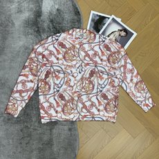 H家 26早秋新款 经典印花针织毛衣🤎奶白底色搭配爱马仕标志性马术缰绳、流苏、链条满印图案,红棕金灰暖色调交织,复古奢华 H家 26早秋新款 经典印花针织毛衣🤎奶白底色搭配爱马仕标志性马术缰绳、流苏、链条满印图案,红棕金灰暖色调交织,复古奢华