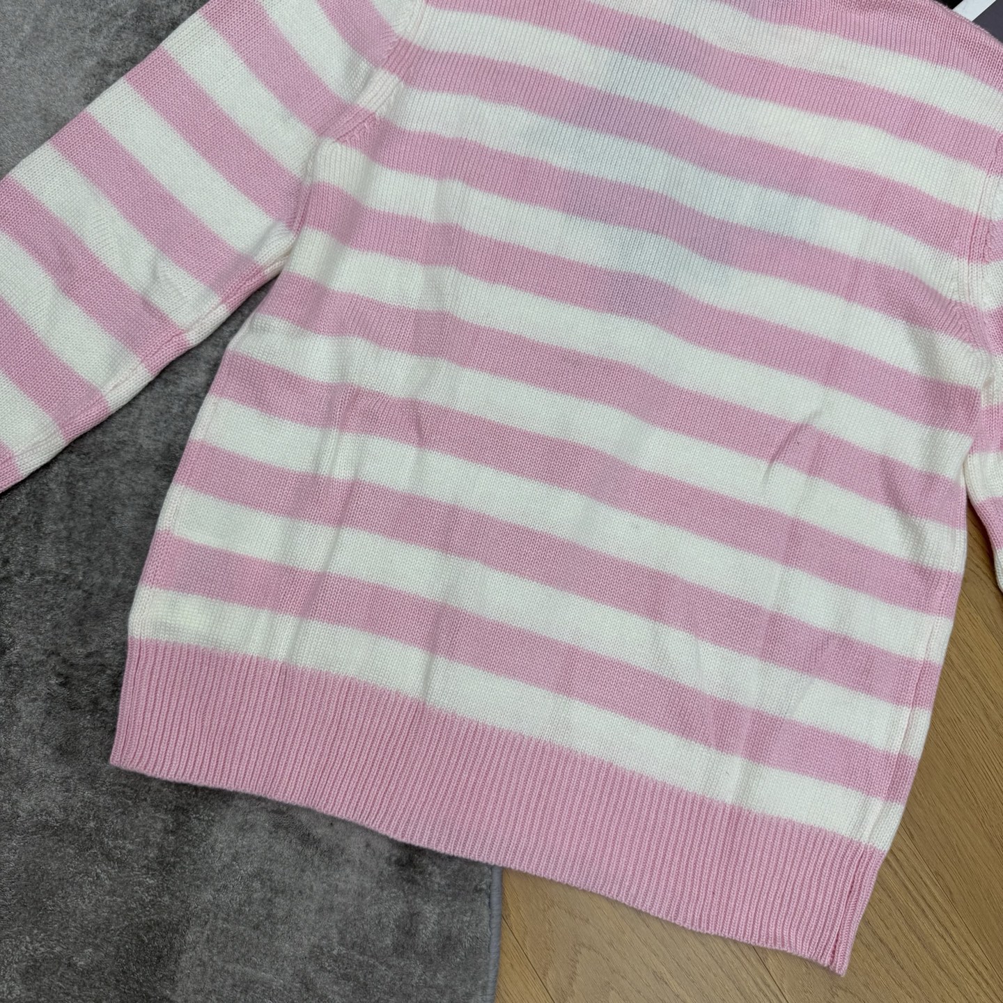 PD 26早秋新款 粉白条纹圆领针织毛衣💖甜酷少女感粉白撞色横条纹，经典圆领合身版型。衣身提花PRADA字母徽章标识，复