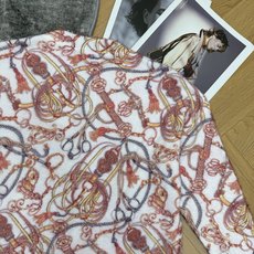 H家 26早秋新款 经典印花针织毛衣🤎奶白底色搭配爱马仕标志性马术缰绳、流苏、链条满印图案,红棕金灰暖色调交织,复古奢华 H家 26早秋新款 经典印花针织毛衣🤎奶白底色搭配爱马仕标志性马术缰绳、流苏、链条满印图案,红棕金灰暖色调交织,复古奢华