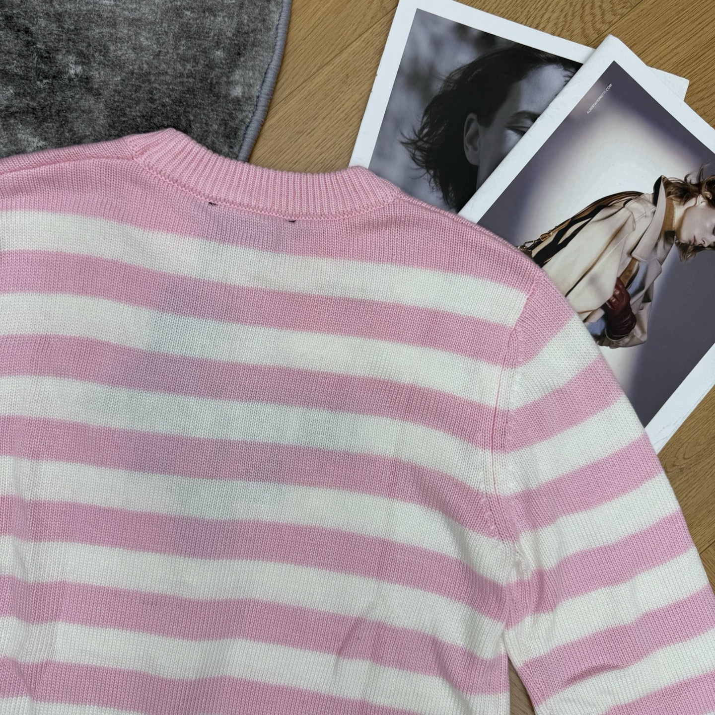 PD 26早秋新款 粉白条纹圆领针织毛衣💖甜酷少女感粉白撞色横条纹，经典圆领合身版型。衣身提花PRADA字母徽章标识，复